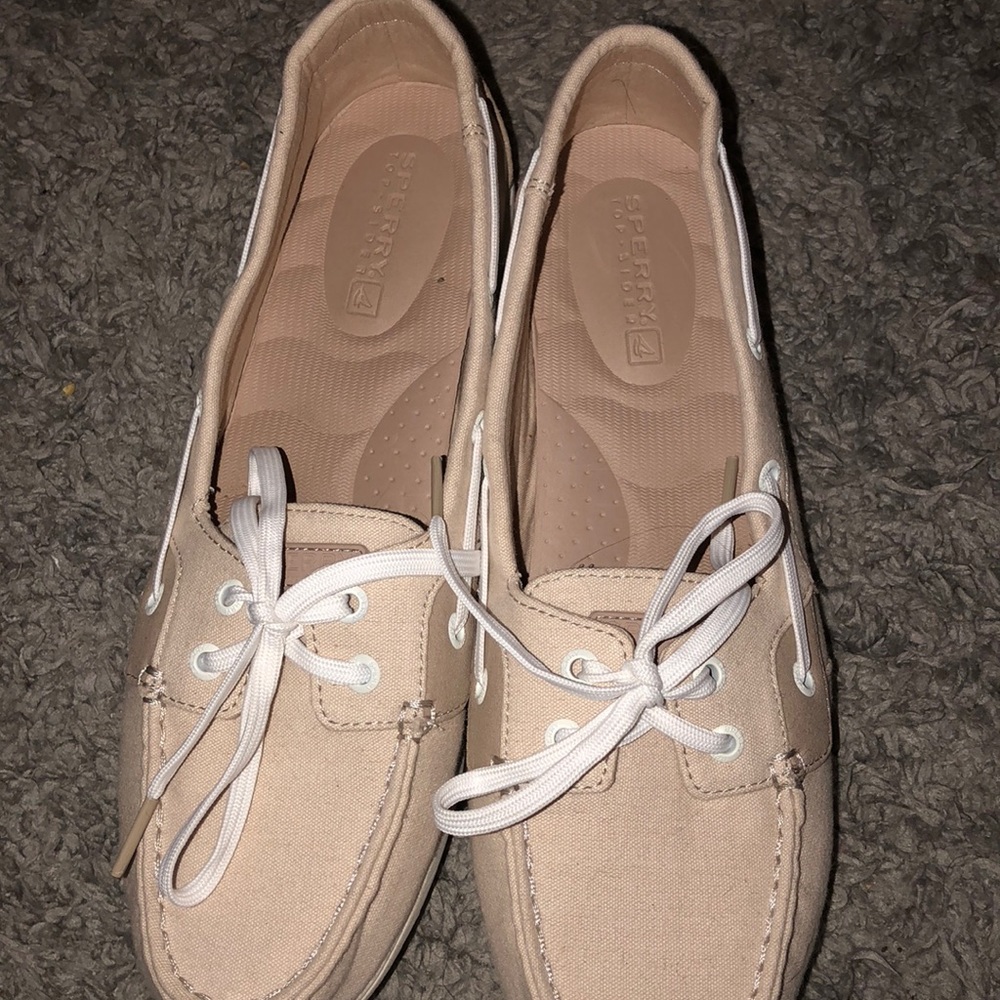 Light brown women’s Sperry boat shoes